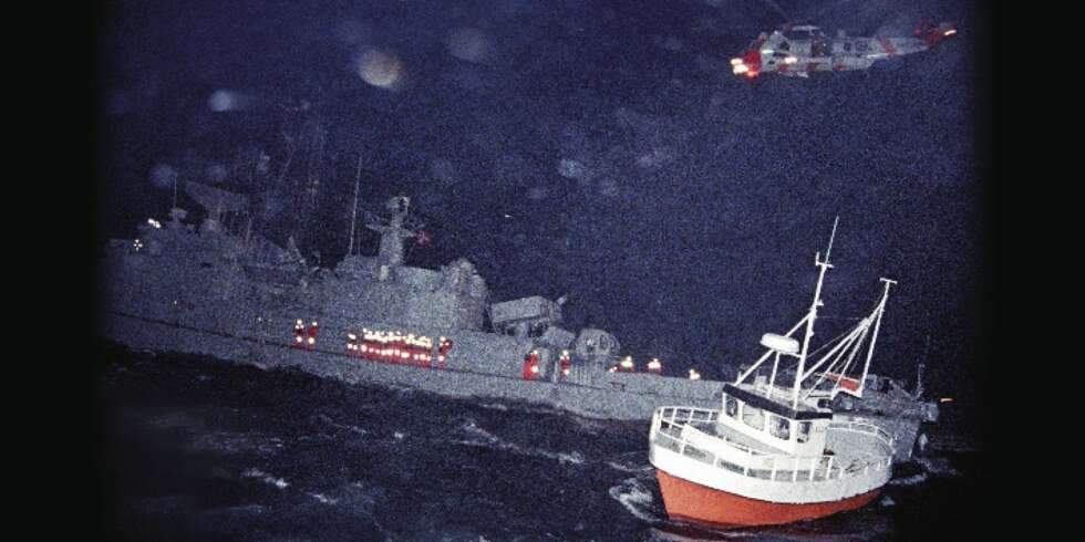 KNM Oslo har grunnstøtt. Mannskap ikledd overlevelsesdrakter evakueres. Små fiskeskøyter bidrar i hjelpearbeidet. Et Sea King-helikopter svever over havaristen i stormkastene. KNM Oslo har grunnstøtt. Mannskap ikledd overlevelsesdrakter evakueres. Små fiskeskøyter bidrar i hjelpearbeidet. Et Sea King-helikopter svever over havaristen i stormkastene.