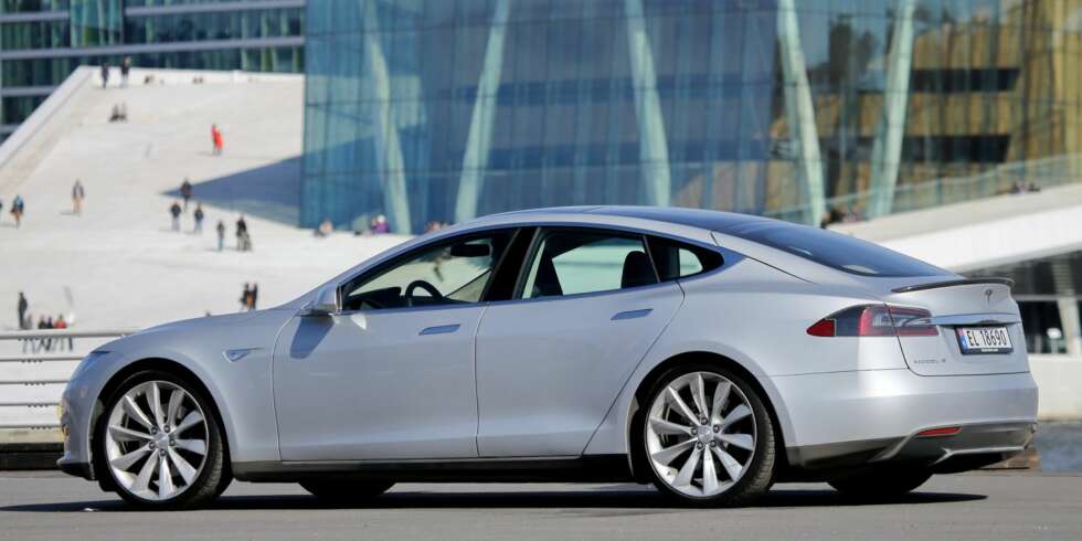 RASK FAMILIEBIL: Tesla Model S kan leveres med opptil syv seter, men har ytelsene til en sportsbil. FOTO: Terje Bjørnsen RASK FAMILIEBIL: Tesla Model S kan leveres med opptil syv seter, men har ytelsene til en sportsbil. FOTO: Terje Bjørnsen