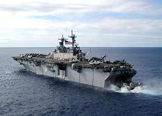 USS Kearsarge kan landsette en bataljon marinesoldater med luftstøtte hvor som helst i verden. USS Kearsarge kan landsette en bataljon marinesoldater med luftstøtte hvor som helst i verden.