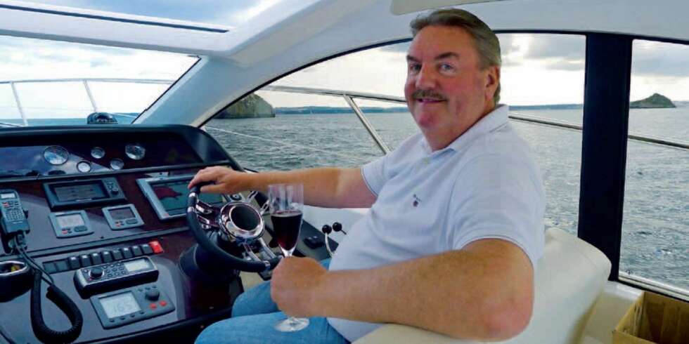 James McCormick nyter fruktene av sin elleville svindel. Her hygger han seg i en Sunseeker-yacht. James McCormick nyter fruktene av sin elleville svindel. Her hygger han seg i en Sunseeker-yacht.