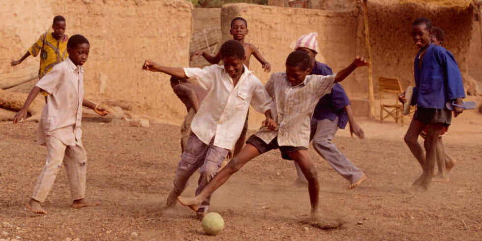 Det er ikke så nøye med hvordan ball eller bane er. I Burkina Faso spiller de med baller laget av tøyfiller, gummi, plast o.l. Det er ikke så nøye med hvordan ball eller bane er. I Burkina Faso spiller de med baller laget av tøyfiller, gummi, plast o.l.