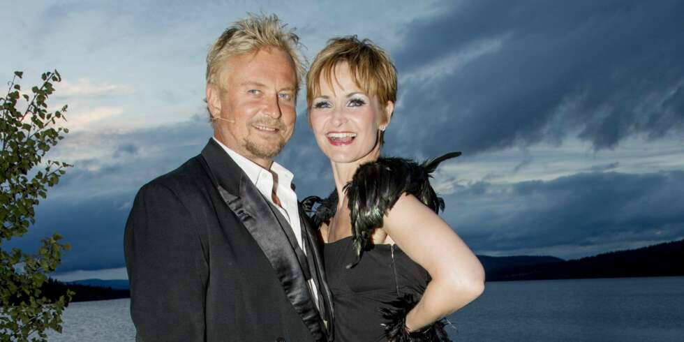 GODT SAMSPILL: Karoline overrasker med sin sexy versjon av Anitra i jubileumsforestillingen. Dennis Storhøi spiller Peer Gynt. GODT SAMSPILL: Karoline overrasker med sin sexy versjon av Anitra i jubileumsforestillingen. Dennis Storhøi spiller Peer Gynt.