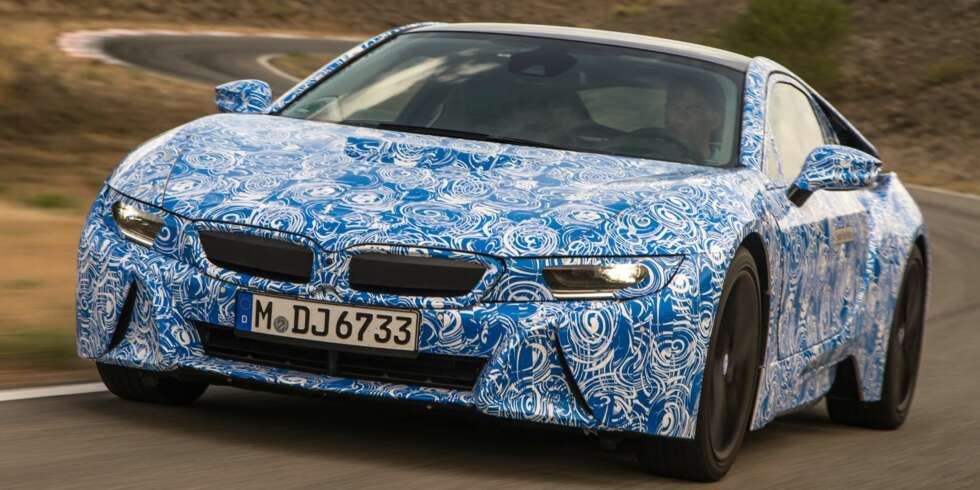 KAMUFLERT: BMW i8 har et oppgitt forbruk på 0,25 liter per mil ved blandet kjøring. Ytelseshybriden har verdenspremiere på bilutstillingen i Frankfurt i september. FOTO: BMW KAMUFLERT: BMW i8 har et oppgitt forbruk på 0,25 liter per mil ved blandet kjøring. Ytelseshybriden har verdenspremiere på bilutstillingen i Frankfurt i september. FOTO: BMW