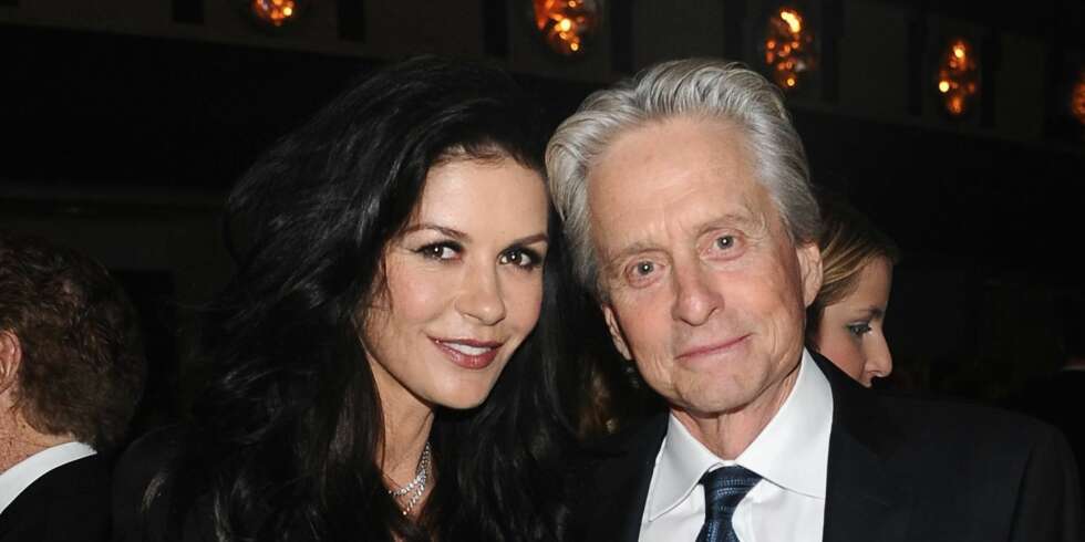 OVER? Michael Douglas skal ha brutt med kona Catherine Zeta-Jones, og skal ifølge kilder søke skilsmisse innen kort tid. OVER? Michael Douglas skal ha brutt med kona Catherine Zeta-Jones, og skal ifølge kilder søke skilsmisse innen kort tid.