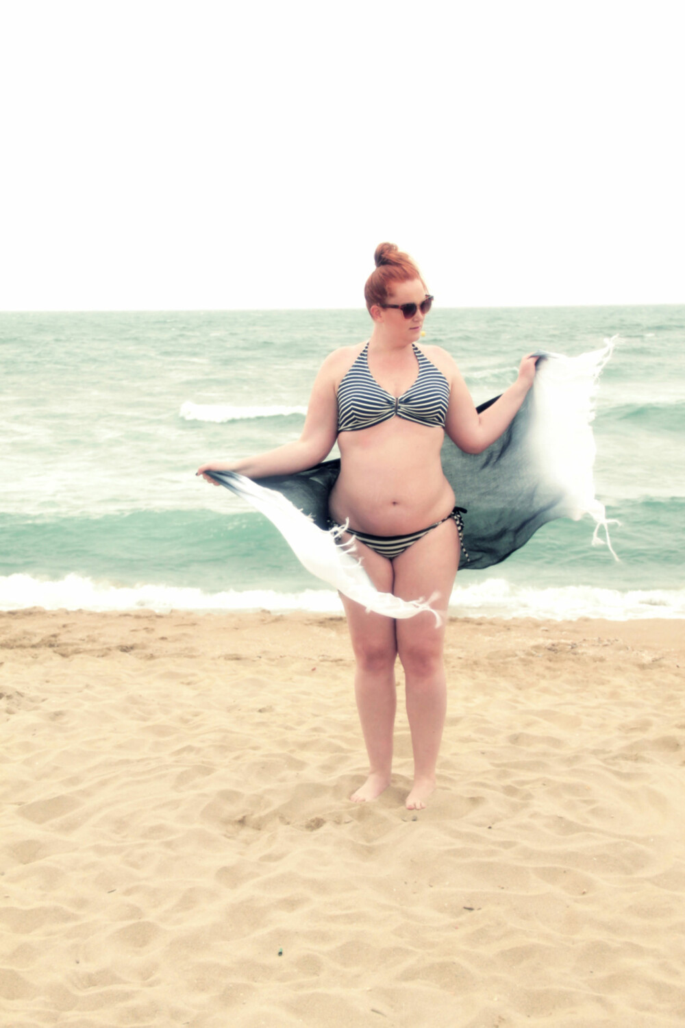 STRIPER: Bikini med mønster og farger er stort i sommer, men hvis du synes det blir for mye, prøv å bytte ut underdelen med en nøytral farge. STRIPER: Bikini med mønster og farger er stort i sommer, men hvis du synes det blir for mye, prøv å bytte ut underdelen med en nøytral farge.