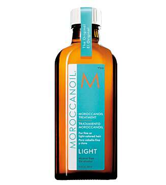LIGHT-VARIANT: Moroccanoil har tatt sine blonde kunder på alvor, og har laget en versjon der de lover på tro og ære at den ikke skal misfarge håret, uansett hvor lyst eller slitt det måtte være. LIGHT-VARIANT: Moroccanoil har tatt sine blonde kunder på alvor, og har laget en versjon der de lover på tro og ære at den ikke skal misfarge håret, uansett hvor lyst eller slitt det måtte være.
