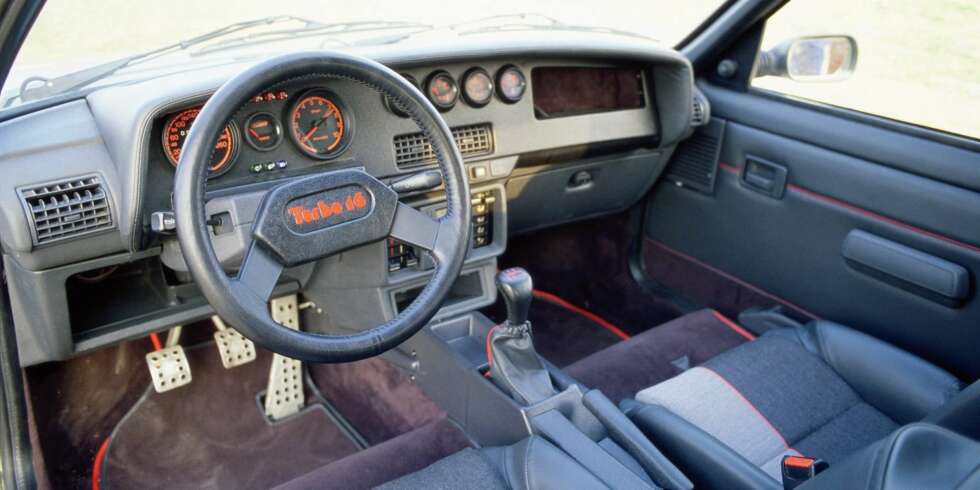 EN SVUNNEN TID: Radioen spiller bare Bon Jovi, XTC og a-ha. Samtidig. FOTO: Peugeot EN SVUNNEN TID: Radioen spiller bare Bon Jovi, XTC og a-ha. Samtidig. FOTO: Peugeot