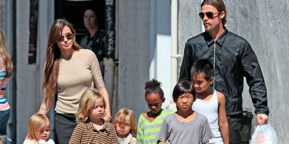 STORFAMILIE: Angelina og Brad sammen med barna Maddox, Pax, Zahara, Shiloh og tvillingene Knox og Vivienne. STORFAMILIE: Angelina og Brad sammen med barna Maddox, Pax, Zahara, Shiloh og tvillingene Knox og Vivienne.