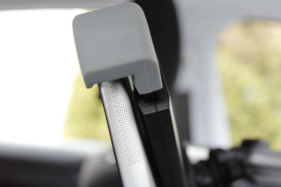 UNIVERSAL: Festet til iZound Headrest Holder passer alle nettbrett fra 9-11 tommer. UNIVERSAL: Festet til iZound Headrest Holder passer alle nettbrett fra 9-11 tommer.