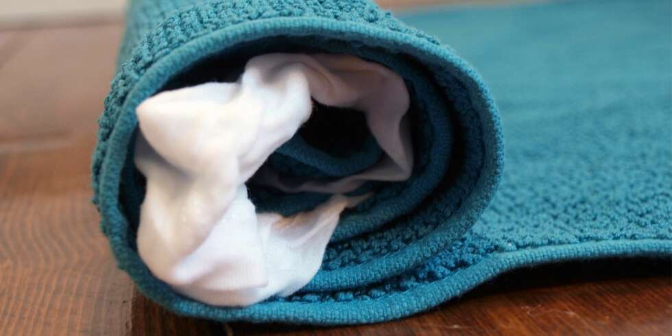 TØRKETRIKS: Det finnes flere gode tips som, på null komma svisj, gjør klesvasken en hel del enklere - og det kan kommer godt med når du skal på ferie. Du kan for eksempel rulle plagget inn i et håndkle, for så å gå frem og tilbake på rullen. På den måten blir mye av vannet presset ut, og plagget tørker raskere. TØRKETRIKS: Det finnes flere gode tips som, på null komma svisj, gjør klesvasken en hel del enklere - og det kan kommer godt med når du skal på ferie. Du kan for eksempel rulle plagget inn i et håndkle, for så å gå frem og tilbake på rullen. På den måten blir mye av vannet presset ut, og plagget tørker raskere.