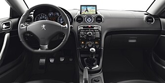 SPORTSLIG: Førermiljøet i RCZ fungerer fint. FOTO: Peugeot SPORTSLIG: Førermiljøet i RCZ fungerer fint. FOTO: Peugeot