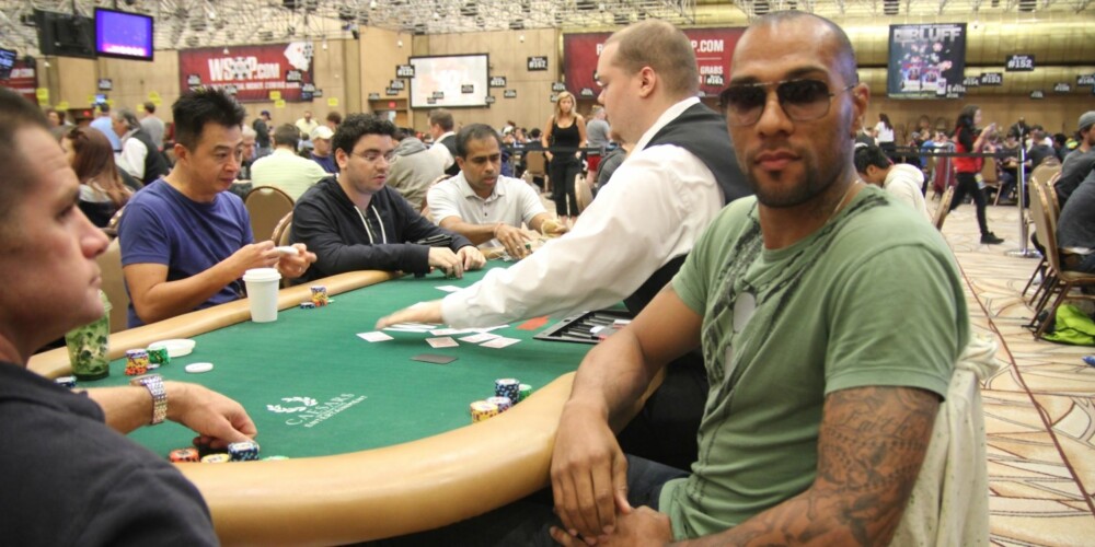 KOSER SEG MED POKER: John Carew er sponset av nettspillselskapet ComeOn. Han bryr seg ikke nevneverdig om kritikken fra idrettstoppene i Norge. KOSER SEG MED POKER: John Carew er sponset av nettspillselskapet ComeOn. Han bryr seg ikke nevneverdig om kritikken fra idrettstoppene i Norge.