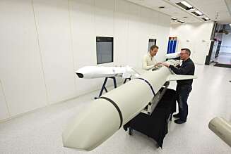 Christian Kjølseth og Jens Gjestvang med NSM-missilet på laboratoriet på Kongsberg. I bakgrunnen en modell av JSM. Christian Kjølseth og Jens Gjestvang med NSM-missilet på laboratoriet på Kongsberg. I bakgrunnen en modell av JSM.
