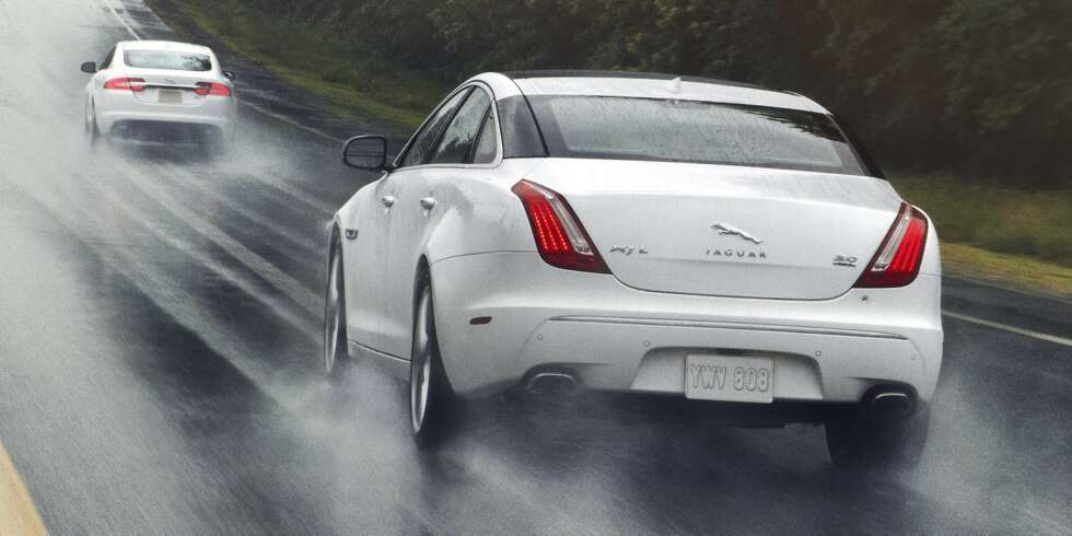4X4: Jaguar XJ kommer nå også som firehjulstrekker. FOTO: Jaguar 4X4: Jaguar XJ kommer nå også som firehjulstrekker. FOTO: Jaguar