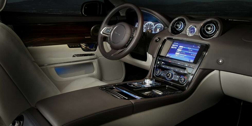INTERIØR: Førermiljøet i Jaguar XJ: FOTO: Jaguar INTERIØR: Førermiljøet i Jaguar XJ: FOTO: Jaguar