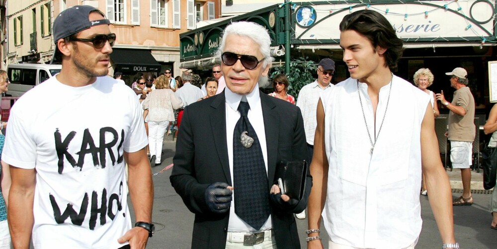 HUMORISTISK: «Karl who?» står trykt med store bokstaver på den populære t-skjorten som også selveste Karl Lagerfeld har blitt avbildet i. Morsomt? HUMORISTISK: «Karl who?» står trykt med store bokstaver på den populære t-skjorten som også selveste Karl Lagerfeld har blitt avbildet i. Morsomt?