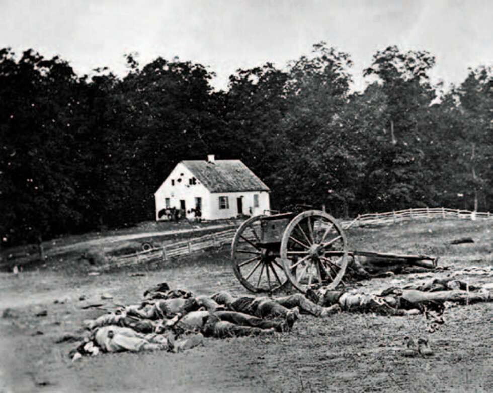 Et av de mest kjente bildene som ble vist fram i en utstilling i storbyene etter slaget ved Antietam i 1862. Fotografen, Alexander Gardner, flyttet trolig på likene for å få kirken i bakgrunnen med på bildet. Et av de mest kjente bildene som ble vist fram i en utstilling i storbyene etter slaget ved Antietam i 1862. Fotografen, Alexander Gardner, flyttet trolig på likene for å få kirken i bakgrunnen med på bildet.