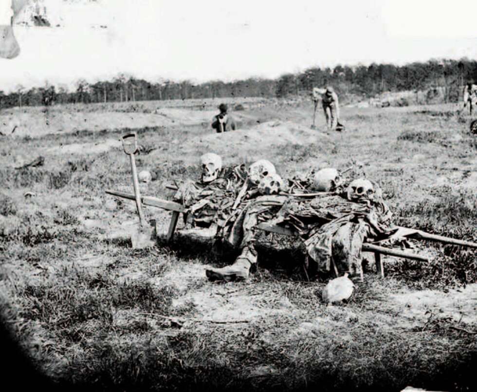 Borgerkrigen førte som kjent til slutten på slaveriet i USA, men på dette bildet fra april 1865 er det like fullt svarte menn som har fått jobben med å begrave restene av de falne fra slaget ved Cold Harbor. Det fant sted sommeren før John Reekie tok bildet. Slaget hadde endt med sørstatsseier, men viste seg å bli deres siste store seier under borgerkrigen. Borgerkrigen førte som kjent til slutten på slaveriet i USA, men på dette bildet fra april 1865 er det like fullt svarte menn som har fått jobben med å begrave restene av de falne fra slaget ved Cold Harbor. Det fant sted sommeren før John Reekie tok bildet. Slaget hadde endt med sørstatsseier, men viste seg å bli deres siste store seier under borgerkrigen.