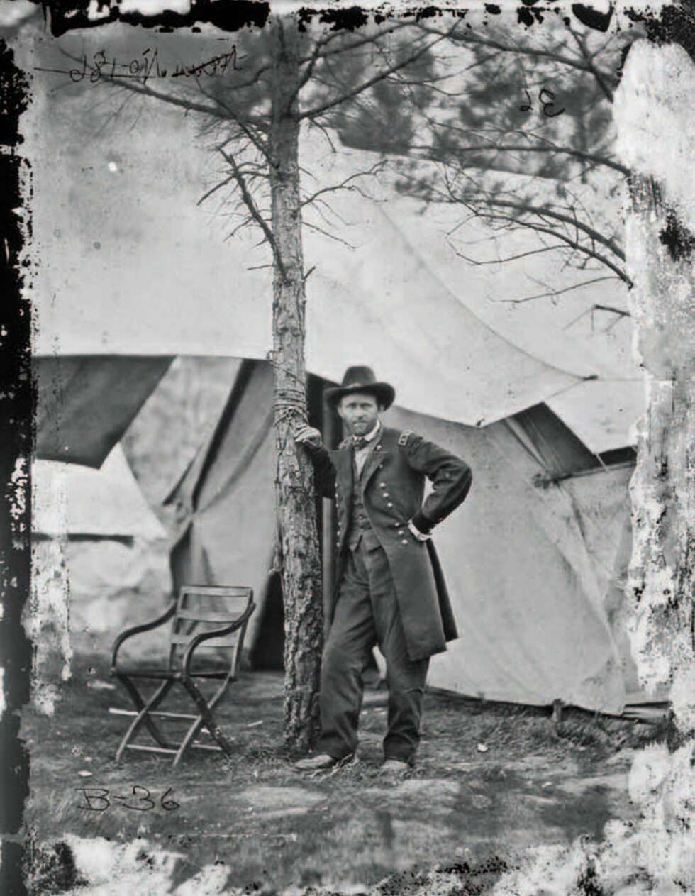 Øverstkommanderende for de føderale styrkene, general Ulysses S. Grant, portrettert i hovedkvarteret under slaget ved Cold Harbor i Virginia sommeren 1864. Øverstkommanderende for de føderale styrkene, general Ulysses S. Grant, portrettert i hovedkvarteret under slaget ved Cold Harbor i Virginia sommeren 1864.