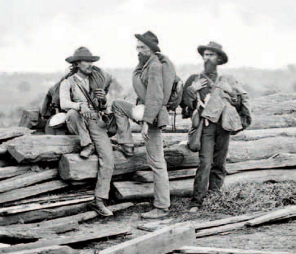 Tre sørstatssoldater tatt til fange etter slaget ved Gettysburg i 1863. Skarpheten i bildet er usedvanlig, og betyr at de tre mennene må ha holdt seg ubevegelig i minst et halvt minutt slik at fotografen, Matthew Brady, fikk tatt bildet sitt. Tre sørstatssoldater tatt til fange etter slaget ved Gettysburg i 1863. Skarpheten i bildet er usedvanlig, og betyr at de tre mennene må ha holdt seg ubevegelig i minst et halvt minutt slik at fotografen, Matthew Brady, fikk tatt bildet sitt.