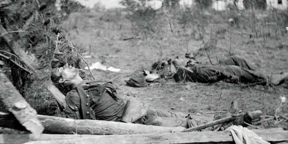 Det var tatt enkelte krigsbilder tidligere, for eksempel fra Krimkrigen, men omfanget og kvaliteten på bildene fra den amerikanske borgerkrigen satte en helt ny standard. Dette bildet ble tatt av Timothy Sullivan og viser en sørstatssoldat som ble drept under slaget ed Spotsylvania i mai 1864. Det var tatt enkelte krigsbilder tidligere, for eksempel fra Krimkrigen, men omfanget og kvaliteten på bildene fra den amerikanske borgerkrigen satte en helt ny standard. Dette bildet ble tatt av Timothy Sullivan og viser en sørstatssoldat som ble drept under slaget ed Spotsylvania i mai 1864.