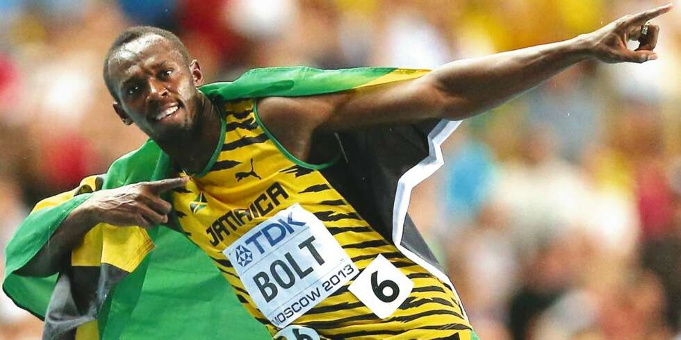SIGNATUREN: Jamaicaneren er kjent for å leke med kameraene etter løp. Her gjør han signatur-poseringen sin etter seieren på 100-meteren i Moskva. SIGNATUREN: Jamaicaneren er kjent for å leke med kameraene etter løp. Her gjør han signatur-poseringen sin etter seieren på 100-meteren i Moskva.