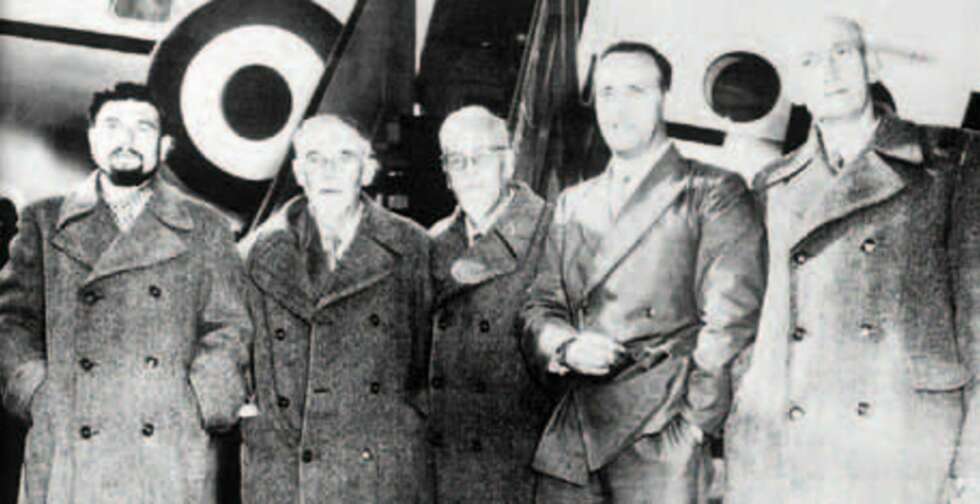 Blake (til venstre) sammen med de andre britene som satt fanget i Nord-Korea. Blake (til venstre) sammen med de andre britene som satt fanget i Nord-Korea.