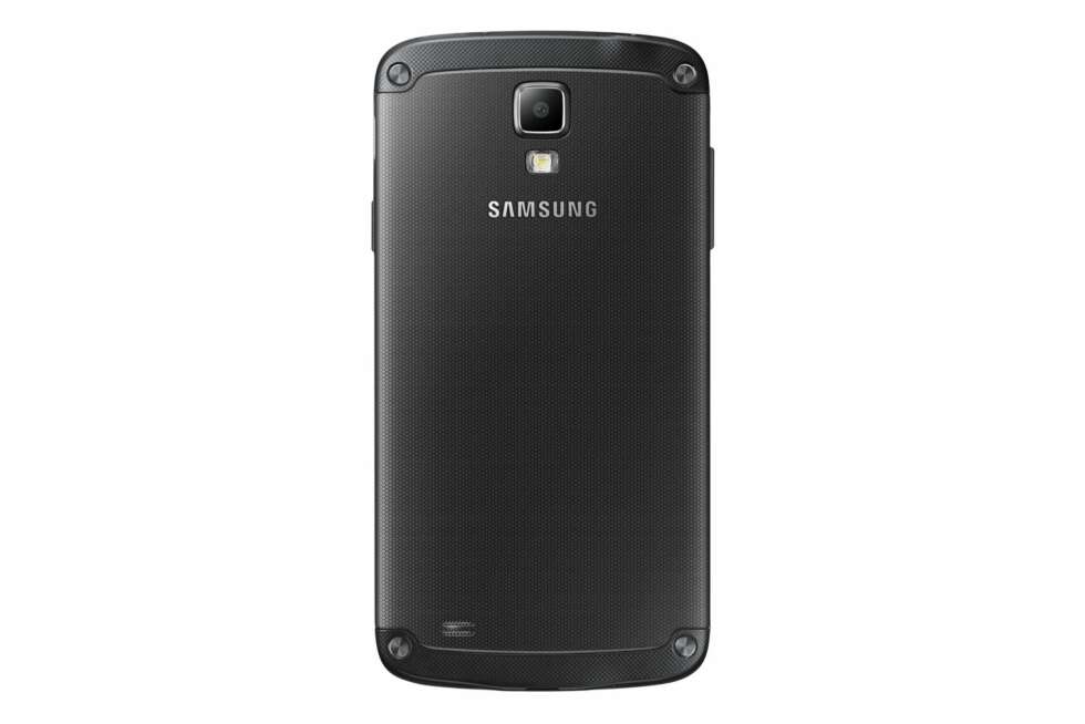 GUMMIERT: Galaxy S4 Active har fått gummierte felter øverst og nederst. Metallnaglene i hjørnene bidrar til at mobilen får et røft utseende. GUMMIERT: Galaxy S4 Active har fått gummierte felter øverst og nederst. Metallnaglene i hjørnene bidrar til at mobilen får et røft utseende.