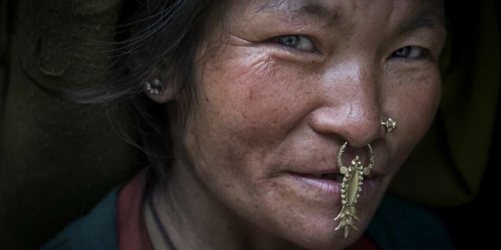 Ramro Maya viser stolt fram sin nesepiercing. Flott, men alt jeg kunne tenke på var hvordan hun klarer å spise med den hengende der? Ramro Maya viser stolt fram sin nesepiercing. Flott, men alt jeg kunne tenke på var hvordan hun klarer å spise med den hengende der?