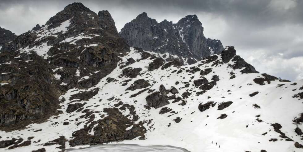 Etter å ha krysset Shipton La (4170 m) ganske tidlig på turen, begynner vi endelig å heve oss over skog og åser. Etter å ha krysset Shipton La (4170 m) ganske tidlig på turen, begynner vi endelig å heve oss over skog og åser.