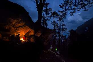 Når porterne våre, hvorav flere også var med meg da jeg besøkte Nepal sist, fyrer opp et bål ved Mumbuk (3587 m) og forteller noen skrøner i kveldslyset, blir fjellopplevelsen komplett. Når porterne våre, hvorav flere også var med meg da jeg besøkte Nepal sist, fyrer opp et bål ved Mumbuk (3587 m) og forteller noen skrøner i kveldslyset, blir fjellopplevelsen komplett.