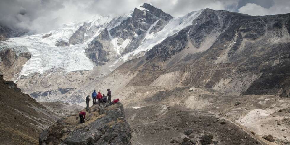 Med enorme Makalu (8463 m) i bakgrunnen tilbringer vi en hviledag ved Makalu base camp (4870 m), hvor vi tester litt utstyr og nyter sola. Omringet av et fantastisk landskap suger vi inn den herlige følelsen av å være midt i et eventyr. Med enorme Makalu (8463 m) i bakgrunnen tilbringer vi en hviledag ved Makalu base camp (4870 m), hvor vi tester litt utstyr og nyter sola. Omringet av et fantastisk landskap suger vi inn den herlige følelsen av å være midt i et eventyr.