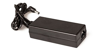 EKSTERN: Komplett HTPC Mini bruker en ekstern strømforsyning. Selve strømkabelen må du sørge for selv. EKSTERN: Komplett HTPC Mini bruker en ekstern strømforsyning. Selve strømkabelen må du sørge for selv.