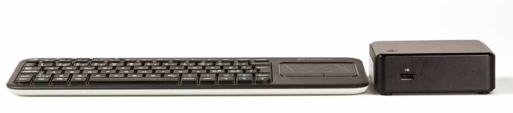 SMÅTT: Komplett legger med Wireless Touch Keyboard K400, som fungerer utmerket i sofaen. Dette er et lite og kompakt tastatur, og illustrerer hvor liten og diskret NUC egentlig er. SMÅTT: Komplett legger med Wireless Touch Keyboard K400, som fungerer utmerket i sofaen. Dette er et lite og kompakt tastatur, og illustrerer hvor liten og diskret NUC egentlig er.