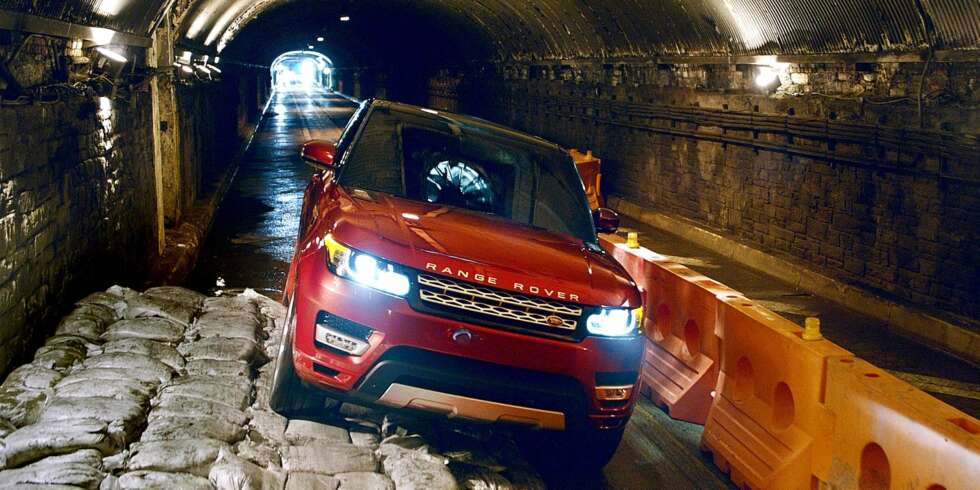 DRAGNING MOT TUNNELER: Jack to the sound of the underground. FOTO: Top Gear DRAGNING MOT TUNNELER: Jack to the sound of the underground. FOTO: Top Gear