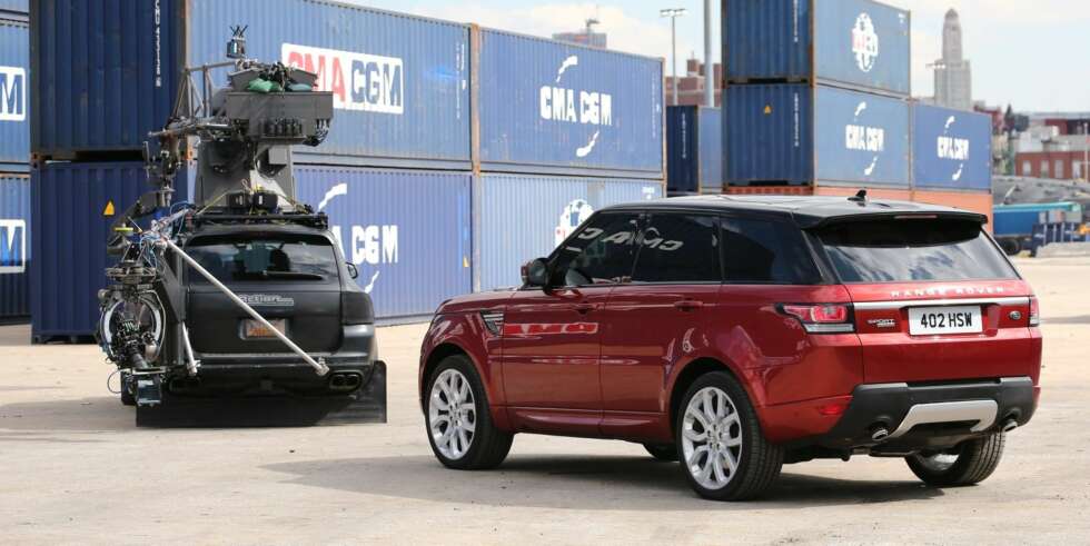 SAY CHEESE: Range Rover Sport. Og konkurrenten Porsche Cayenne, faktisk. FOTO: Neilson Barnard SAY CHEESE: Range Rover Sport. Og konkurrenten Porsche Cayenne, faktisk. FOTO: Neilson Barnard