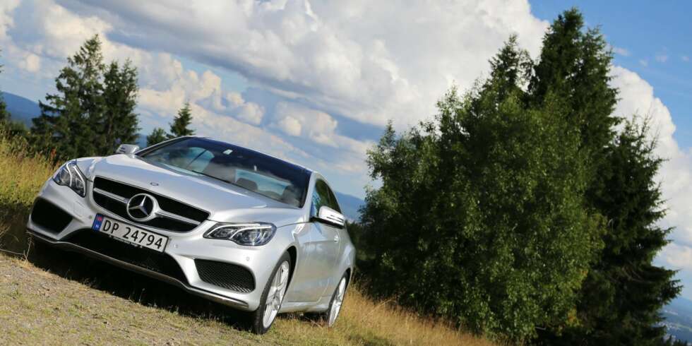 VELKLEDD: Mercedes-Benz E 200 Coupé får lange blikk, uansett hvor den viser seg. VELKLEDD: Mercedes-Benz E 200 Coupé får lange blikk, uansett hvor den viser seg.