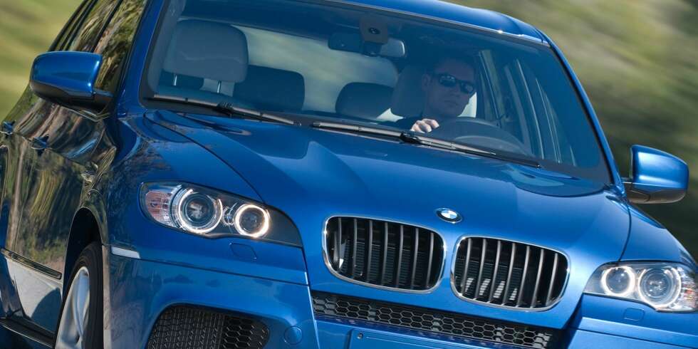 HISSIG: BMW-eierne, gjerne mellom 35 og 50 år i blå bil, er gjerne aggressive og hensynsløse i trafikken, ifølge nye undersøkelser. FOTO: Newspress HISSIG: BMW-eierne, gjerne mellom 35 og 50 år i blå bil, er gjerne aggressive og hensynsløse i trafikken, ifølge nye undersøkelser. FOTO: Newspress