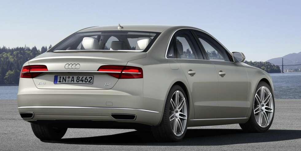 SKARPERE: De nye LED-lyktene bak har form som minner mer om andre nye Audi-modeller enn hva tilfellet var for forgjengeren. FOTO: Audi SKARPERE: De nye LED-lyktene bak har form som minner mer om andre nye Audi-modeller enn hva tilfellet var for forgjengeren. FOTO: Audi