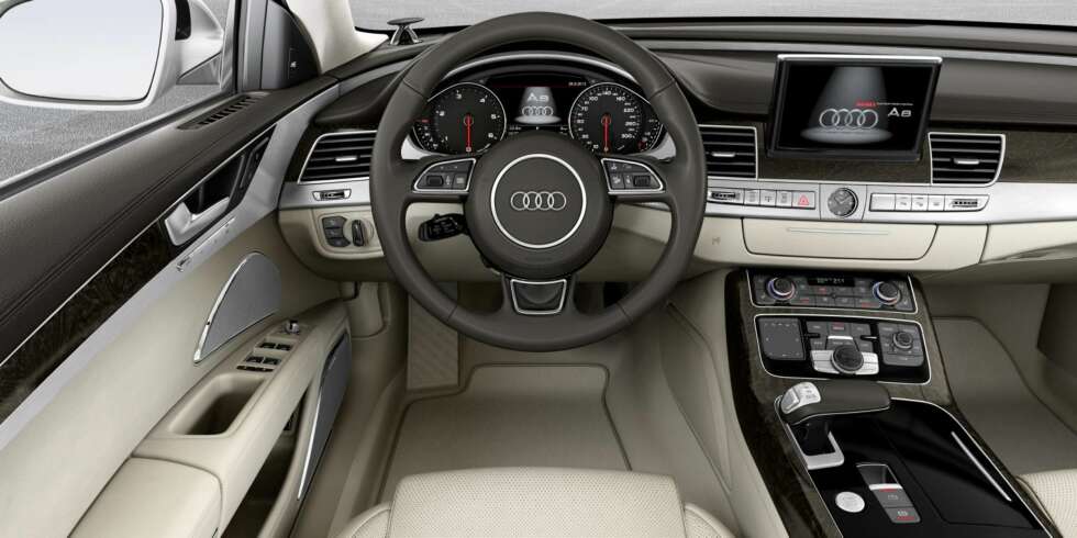 PÅKOSTET: Er det én ting Audi kan, er det å gi interiøret en påkostet følelse. A8 er kongen på haugen i så måte. FOTO: Audi PÅKOSTET: Er det én ting Audi kan, er det å gi interiøret en påkostet følelse. A8 er kongen på haugen i så måte. FOTO: Audi