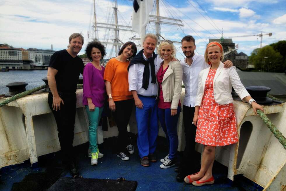 BESØKER 38 STEDER: Ingrid leder denne ukens «Sommeråpent». Her med Tore Strømøy, Nadia Hasnaoui, Dan Børge Akerø, Anne Rimmen, Kåre Magnus Bergh og Ingrid Gjessing Linhave. BESØKER 38 STEDER: Ingrid leder denne ukens «Sommeråpent». Her med Tore Strømøy, Nadia Hasnaoui, Dan Børge Akerø, Anne Rimmen, Kåre Magnus Bergh og Ingrid Gjessing Linhave.