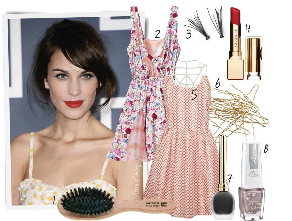 SØT OG RETROINSPIRERT: 1. Hårbørste fra Vita, kr 78,- 2. Kjole fra H&M, kr 299,- 3. Løsvipper fra Make Up Store, kr 95,- 4. Leppestift fra Clarins i fargen passion red, kr 270,- 5. Kjole fra Cubus, kr 299,- 6. Hårnåler fra H&M, kr 30,- 7. Svart eyeliner fra Guerlain, kr 325,- 8. Neglelakk i fargen macchiato fra Isadora, kr 89 SØT OG RETROINSPIRERT: 1. Hårbørste fra Vita, kr 78,- 2. Kjole fra H&M, kr 299,- 3. Løsvipper fra Make Up Store, kr 95,- 4. Leppestift fra Clarins i fargen passion red, kr 270,- 5. Kjole fra Cubus, kr 299,- 6. Hårnåler fra H&M, kr 30,- 7. Svart eyeliner fra Guerlain, kr 325,- 8. Neglelakk i fargen macchiato fra Isadora, kr 89