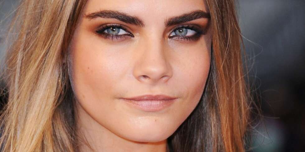 ET MARKERT BLIKK: Hvilken look går du for - romantisk og feminin, sexy eller søt? Få stilen du vil ha denne sommeren ved å kombinere festkjolen med sesongens fineste hår og sminke. Cara Delevingne går et par sotede øyne og markerte bryn. ET MARKERT BLIKK: Hvilken look går du for - romantisk og feminin, sexy eller søt? Få stilen du vil ha denne sommeren ved å kombinere festkjolen med sesongens fineste hår og sminke. Cara Delevingne går et par sotede øyne og markerte bryn.