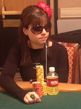 I FLYTEN: Anette Obrestad er best av de norske på starten av dag 4, med 564.000 chips. I FLYTEN: Anette Obrestad er best av de norske på starten av dag 4, med 564.000 chips.
