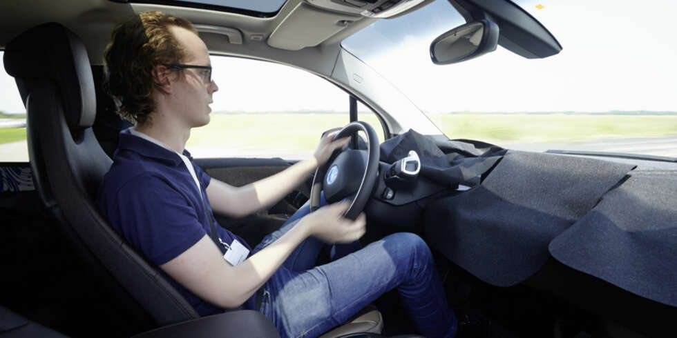KAMUFLERT INTERIØR: BMW vil fortsatt ikke vise frem hele bilen. Derfor måtte disse mattene dekke interiøret. Det ser imidlertid moderne og BMW-aktig ut på undersiden. KAMUFLERT INTERIØR: BMW vil fortsatt ikke vise frem hele bilen. Derfor måtte disse mattene dekke interiøret. Det ser imidlertid moderne og BMW-aktig ut på undersiden.