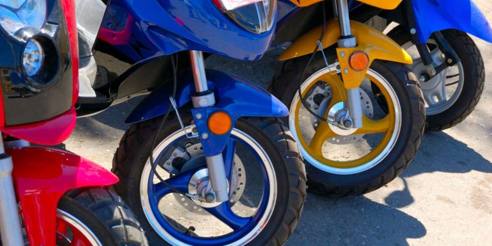 SCOOTERKJØRING: Frem til 1. august er det fortsatt lov med barn som passasjer på mopeder, men etter det må du bevege deg opp til lett motorsykkel for å ha noen bakpå. SCOOTERKJØRING: Frem til 1. august er det fortsatt lov med barn som passasjer på mopeder, men etter det må du bevege deg opp til lett motorsykkel for å ha noen bakpå.