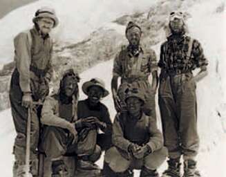 30. mai 1953. Everest er erobret og alle hjerter gleder seg. Fra venstre: John Hunt, Ed Hillary, Tenzing Norgay, An Nyima, Alfred Gregory og George Lowe. 30. mai 1953. Everest er erobret og alle hjerter gleder seg. Fra venstre: John Hunt, Ed Hillary, Tenzing Norgay, An Nyima, Alfred Gregory og George Lowe.