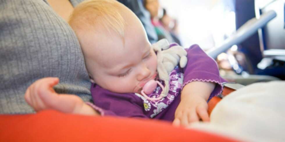 SØVN: Er man heldig, kan det hende babyen sover til sin faste tid på flyet. Det finnes ulike løsninger og produkter som lar barnet få behagelige sovestillinger. SØVN: Er man heldig, kan det hende babyen sover til sin faste tid på flyet. Det finnes ulike løsninger og produkter som lar barnet få behagelige sovestillinger.