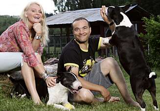 GODE VENNER: Da Her og Nå besøkte Mia og Marcel på hytta i Sverige i 2006, storkoste de seg sammen med hundene Castro og Frida. GODE VENNER: Da Her og Nå besøkte Mia og Marcel på hytta i Sverige i 2006, storkoste de seg sammen med hundene Castro og Frida.