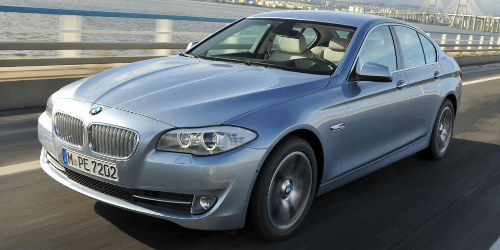 ACTIVEHYBRID: Ytelsen og økonomien til 5-serie ActiveHybrid er på linje med 535d. Men dieselen kan ikke gli stille gjennom byen, og heller ikke sparke fra som denne når du gir jernet. ACTIVEHYBRID: Ytelsen og økonomien til 5-serie ActiveHybrid er på linje med 535d. Men dieselen kan ikke gli stille gjennom byen, og heller ikke sparke fra som denne når du gir jernet.